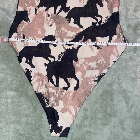 Beach Riot ๐๐ฏ Sydney Taupe Horses Shoulder Tie Swim Suit Size Small NWOT - Picture 11 of 14